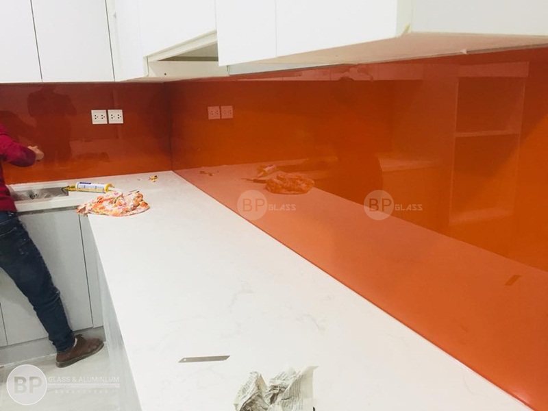 Kính ốp bếp với nhiều công dụng nổi trội và ấn tượng đã ngày càng chinh phục được đông đảo khách hàng